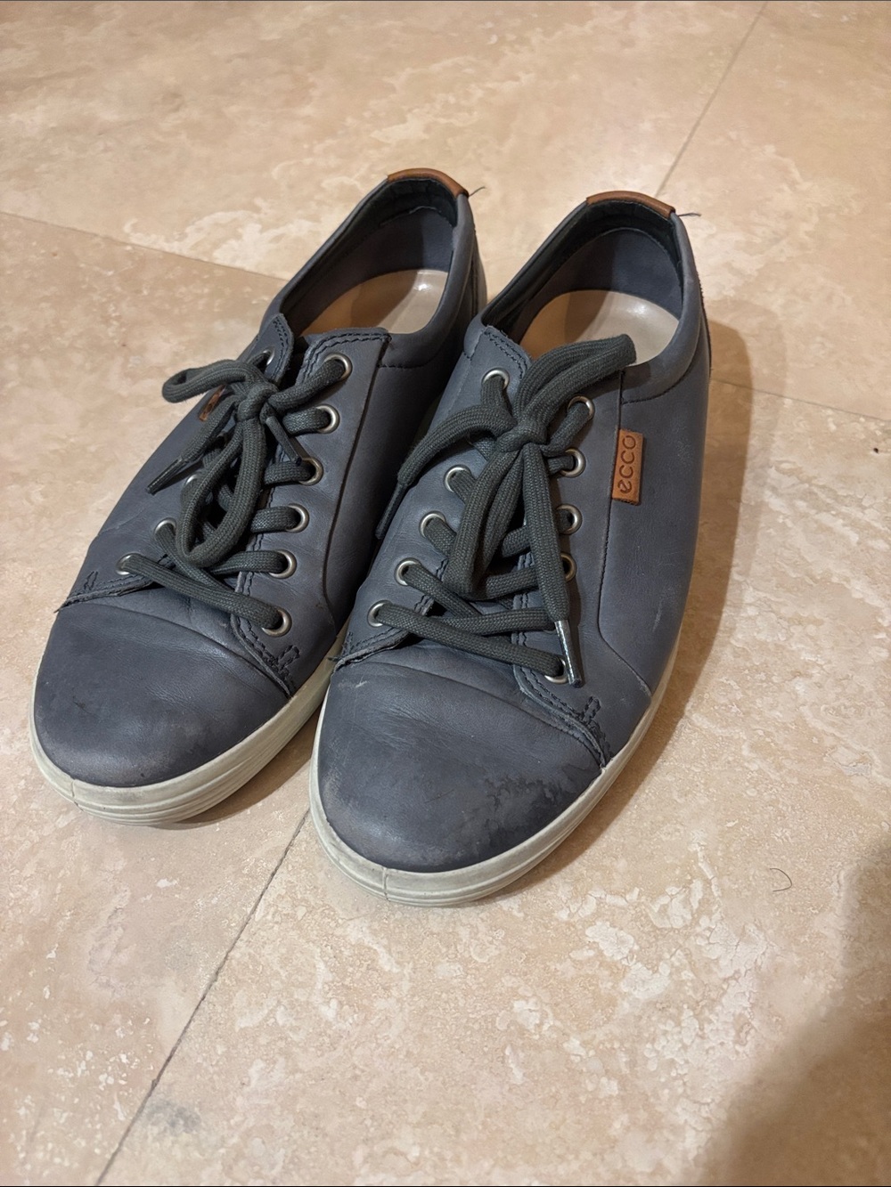 ECCO Men's Leather Lace-Up Low top casual Sneakers in Dark Gray with White Sole
